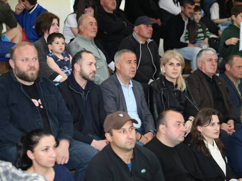რაჭა-ლეჩხუმ ქვემო სვანეთის სახელმწიფო რწმუნებულის მოადგილეები ქრისტინა კობახიძე, ალუდა...